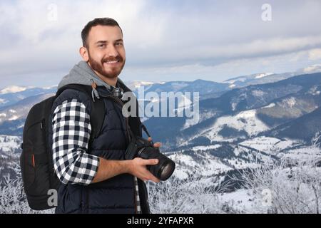 Fotograf mit Kamera und Rucksack in den Bergen Stockfoto