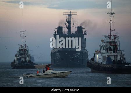 Hafen Anzali, Gilan, Iran. November 2024. Ein Schiff der aserbaidschanischen Marine (G129) kommt im Hafen von Anzali an, um an einem Seeverkehr zwischen dem Iran und Aserbaidschan im Kaspischen Meer teilzunehmen. (Kreditbild: © Iranian Army Office via ZUMA Press Wire) NUR REDAKTIONELLE VERWENDUNG! Nicht für kommerzielle ZWECKE! Quelle: ZUMA Press, Inc./Alamy Live News Stockfoto