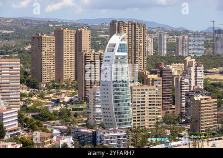 Luftbild der wunderschönen Stadt Benidorm in Spanien, die die Hochhäuser und die berühmten Delfin Tower Apartments am Strand zeigt Stockfoto