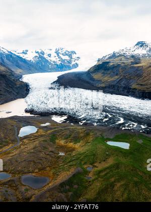 Ariela-Blick auf den Svinafellsjökull-Gletscher und die Lagune im südlichen Iceeland Stockfoto