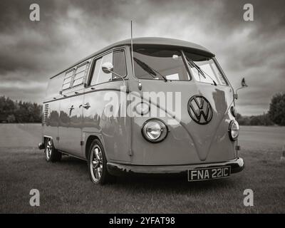 Klassischer, grauer Volkswagen Transporter T1 vor stürmischem Himmel beim Banbury Car & Bike Meet Stockfoto