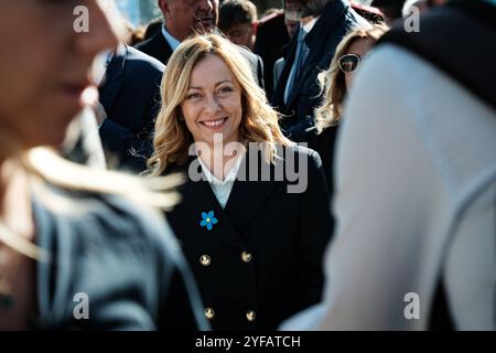 In Rom besucht Premierminister Giorgia Meloni das Verteidigungsdorf Villaggio Difesa, das im Circus Maximus errichtet wurde, in dem die italienischen Streitkräfte gefeiert und gefördert werden. Während des Besuchs begrüßten zahlreiche Personen den Präsidenten und machten Fotos mit ihm, am 4. November 2024 in Rom, Italien. Copyright: XAndreaxCalandrax Stockfoto