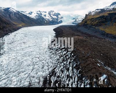 Ariela-Blick auf den Svinafellsjökull-Gletscher und die Lagune im südlichen Iceeland Stockfoto