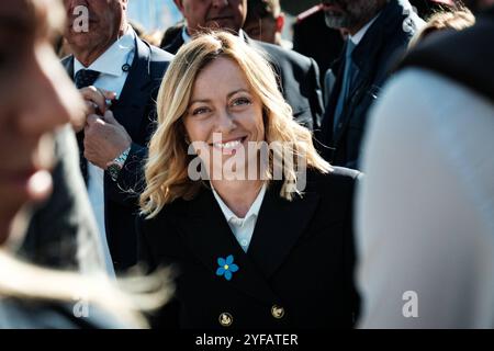 In Rom besucht Premierminister Giorgia Meloni das Verteidigungsdorf Villaggio Difesa, das im Circus Maximus errichtet wurde, in dem die italienischen Streitkräfte gefeiert und gefördert werden. Während des Besuchs begrüßten zahlreiche Personen den Präsidenten und machten Fotos mit ihm, am 4. November 2024 in Rom, Italien. Copyright: XAndreaxCalandrax Stockfoto