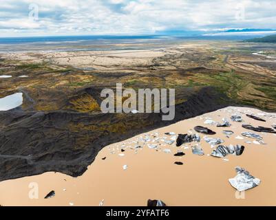 Ariela-Blick auf den Svinafellsjökull-Gletscher und die Lagune im südlichen Iceeland Stockfoto