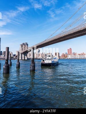 Brooklyn, New York, USA – 28. Oktober 2024: Eine Fähre überquert den East River und legt am Pier One in Brooklyn, New York, USA an. Stockfoto