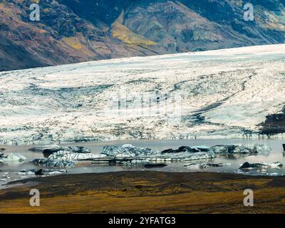 Ariela-Blick auf den Svinafellsjökull-Gletscher und die Lagune im südlichen Iceeland Stockfoto