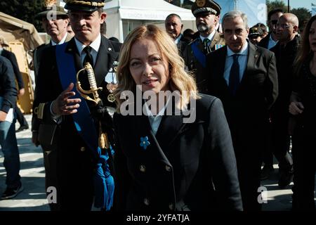 In Rom besucht Premierminister Giorgia Meloni das Verteidigungsdorf Villaggio Difesa, das im Circus Maximus errichtet wurde, in dem die italienischen Streitkräfte gefeiert und gefördert werden. Während des Besuchs begrüßten zahlreiche Personen den Präsidenten und machten Fotos mit ihm, am 4. November 2024 in Rom, Italien. Copyright: XAndreaxCalandrax Stockfoto