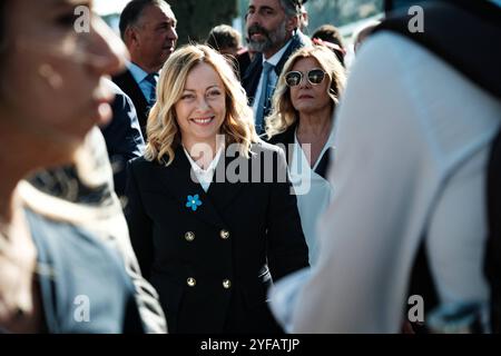 In Rom besucht Premierminister Giorgia Meloni das Verteidigungsdorf Villaggio Difesa, das im Circus Maximus errichtet wurde, in dem die italienischen Streitkräfte gefeiert und gefördert werden. Während des Besuchs begrüßten zahlreiche Personen den Präsidenten und machten Fotos mit ihm, am 4. November 2024 in Rom, Italien. Copyright: XAndreaxCalandrax Stockfoto