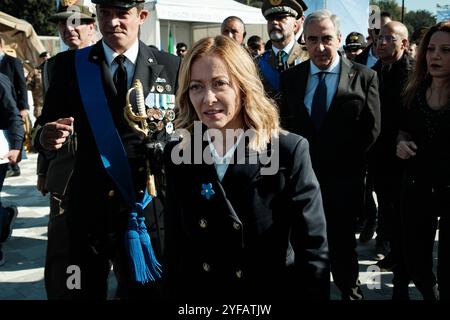 In Rom besucht Premierminister Giorgia Meloni das Verteidigungsdorf Villaggio Difesa, das im Circus Maximus errichtet wurde, in dem die italienischen Streitkräfte gefeiert und gefördert werden. Während des Besuchs begrüßten zahlreiche Personen den Präsidenten und machten Fotos mit ihm, am 4. November 2024 in Rom, Italien. Copyright: XAndreaxCalandrax Stockfoto