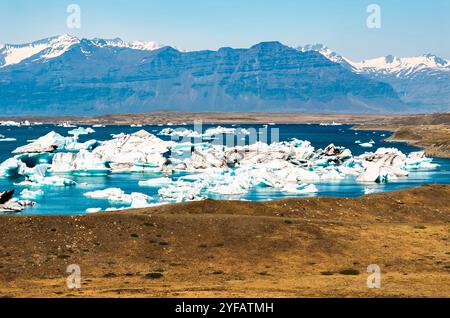 Blick aus der Vogelperspektive auf die Jökulsárlón Gletscherlagune in Island mit Eisbergen und wunderschönem blauen Wasser. Beliebtester Touristenort in Island Stockfoto