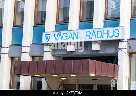 Vagan Radhus (Stadtrat) auf Storgata in der kleinen Stadt Svolaer und die größte der Lofoten-Inseln in Norwegen, Skandinavien. Vagan Radhus ist Stockfoto