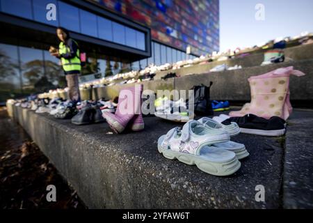 HILVERSUM - die Teilnehmer halten an, um an die Opfer des Krieges in Gaza während einer Gedenkfeier im Mediapark zu erinnern. Das Treffen wird Tausende von Paar Kinderschuhe und eine Erinnerung an ermordete palästinensische Journalisten umfassen. ANP ROBIN VAN LONKHUIJSEN niederlande aus - belgien aus Stockfoto