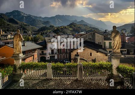 Italien Piemont Valle Gesso Parco Naturale APLI Marittime Entracque - Blick auf die Piazza Giovanni XXIII und das Dorf von der Pfarrkirche Saint Antonino Sacerdote e Martyre Stockfoto