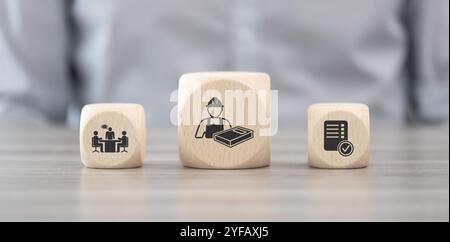 Holzblöcke mit Symbol für Weiterbildungskonzept Stockfoto