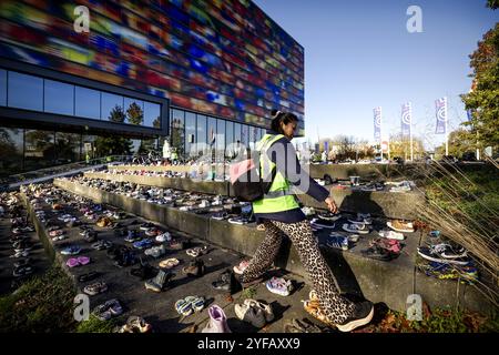 HILVERSUM - die Teilnehmer halten an, um an die Opfer des Krieges in Gaza während einer Gedenkfeier im Mediapark zu erinnern. Das Treffen wird Tausende von Paar Kinderschuhe und eine Erinnerung an ermordete palästinensische Journalisten umfassen. ANP ROBIN VAN LONKHUIJSEN niederlande aus - belgien aus Stockfoto