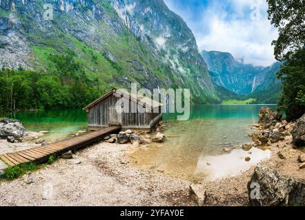 Bootshaus am Obersee in Berchtesgaden an bewölktem Sommertag Stockfoto