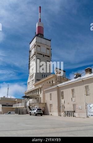 Gebäude auf dem Gipfel des Mont Ventoux, einem Berg in der Provence in Südfrankreich Stockfoto