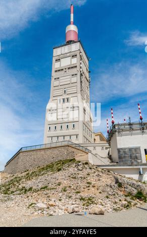 Gebäude auf der Spitze des Mont Ventoux, einem Berg in der Provence in Südfrankreich Stockfoto