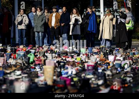 HILVERSUM - die Teilnehmer halten an, um an die Opfer des Krieges in Gaza während einer Gedenkfeier im Mediapark zu erinnern. Das Treffen wird Tausende von Paar Kinderschuhe und eine Erinnerung an ermordete palästinensische Journalisten umfassen. ANP ROBIN VAN LONKHUIJSEN niederlande aus - belgien aus Stockfoto