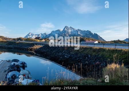 Herbstblick von der Autobahn E10 auf einen Teil des Saeterpollen Vatterfjordpollen und schneebedeckte Berge, nur wenige Kilometer von der kleinen Stadt Svolaer entfernt Stockfoto