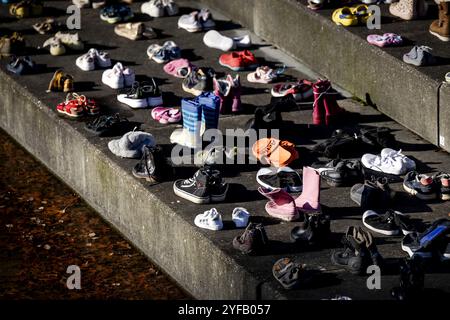 HILVERSUM - die Teilnehmer halten an, um an die Opfer des Krieges in Gaza während einer Gedenkfeier im Mediapark zu erinnern. Das Treffen wird Tausende von Paar Kinderschuhe und eine Erinnerung an ermordete palästinensische Journalisten umfassen. ANP ROBIN VAN LONKHUIJSEN niederlande aus - belgien aus Stockfoto