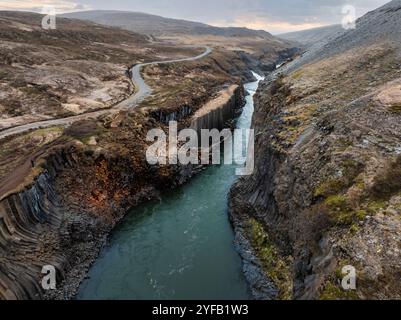 Aus der Vogelperspektive auf den Studlagil Canyon in Island mit einem wunderschönen Blick auf Jokulsa, Einen Bru Fluss. Stockfoto