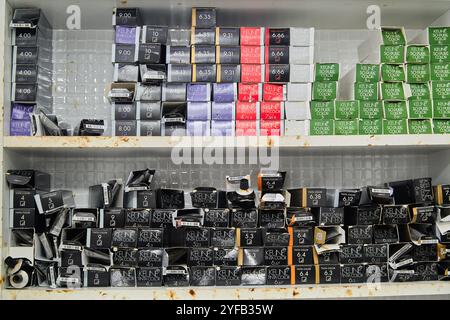 Haarfärbemittel und Farbstoffe, die im Schrank eines Frauenfriseursalons enthalten sind Stockfoto