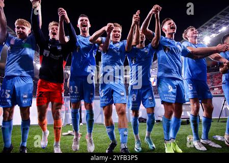 Die Spieler des Sydney FC danken ihren Fans für ihre Unterstützung, nachdem sie das A-League Men RD1-Spiel zwischen den Wanderers und Sydney FC im CommBank Stadium gewonnen haben Stockfoto