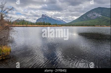 Vermilion Lakes mit Mount Rundle im Hintergrund im Banff National Park, Alberta, Kanada Stockfoto