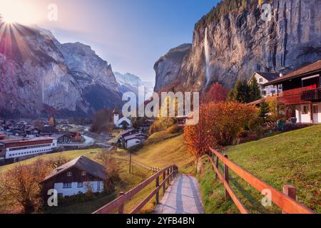 Lauterbrunnen, Schweiz. Landschaftsbild des ikonischen Dorfes Lauterbrunnen in den Schweizer Alpen bei schönem Sonnenaufgang im Herbst. Stockfoto