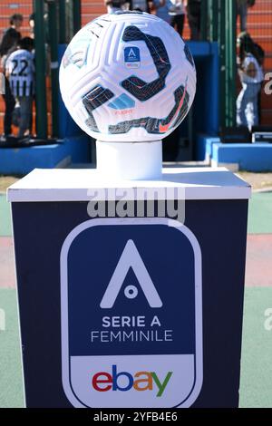 Cercola, Italien. November 2024. Der Match Ball während des Serie A Women Ebay Spiels zwischen Napoli Femminile und Juventus FC im Giuseppe Piccoli Stadium am 03. november 2024 in Cercola, italien Endpunktzahl 0-3 (Credit Image: © Agostino Gemito/Pacific Press via ZUMA Press Wire) NUR REDAKTIONELLE VERWENDUNG! Nicht für kommerzielle ZWECKE! Stockfoto