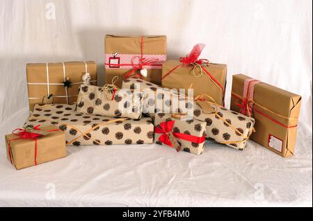 Weihnachtsgeschenke in Recyclingpapier im altmodischen Stil. Mehrere Geschenke mit ähnlichem Dekor. Stockfoto