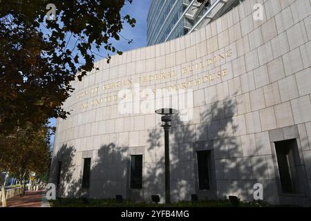 SANTA ANA, KALIFORNIEN - 27. OCT 2024: Schild am Ronald Reagan Federal Building and Courthouse in Santa Ana, ist ein elfstöckiges Bundesgericht Stockfoto
