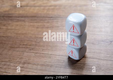 Ein Stapel weißer Würfel mit roten Ausrufezeichen. Kopierbereich für Text. Warnungs-, Dringlichkeitskonzept, Warnungs- und Aufmerksamkeitskonzept. Stockfoto