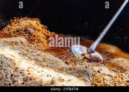 Usbekische Plov wird im riesigen kasan, Taschkent, vorbereitet Stockfoto