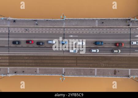 Aus der Vogelperspektive eines üppigen Flusses Ebro, der unter der Brücke hinter dem Dana, Saragoza, Spanien, vorbeiführt Stockfoto
