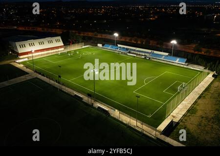 Luftaufnahme eines beleuchteten Amateur-Fußballfeldes bei Nacht Stockfoto