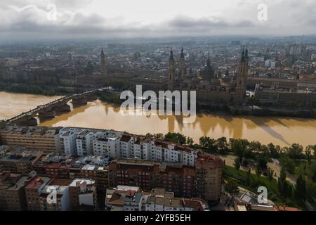 Aus der Vogelperspektive sehen Sie eine reichlich vorbeifahrende Kathedrale der Basilika El Pilar nach dem Dana, Saragoza, Spanien Stockfoto