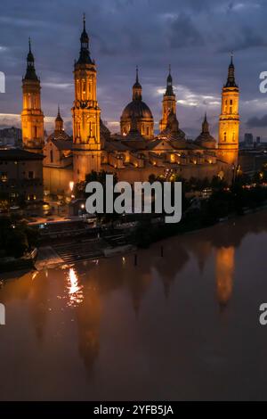 Aus der Vogelperspektive auf eine beleuchtete Kathedrale der Basilika El Pilar und den Fluss Ebro bei Nacht, Saragossa, Spanien Stockfoto