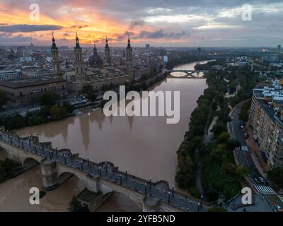 Aus der Vogelperspektive auf die Kathedrale der Basilika El Pilar und den Fluss Ebro bei Sonnenuntergang, Saragoza, Spanien Stockfoto