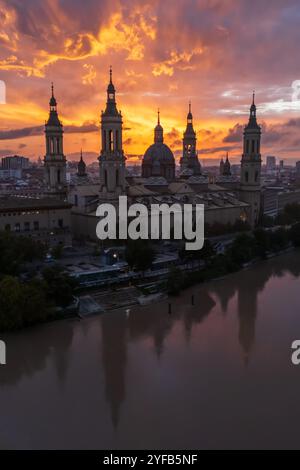 Aus der Vogelperspektive auf die Kathedrale der Basilika El Pilar und den Fluss Ebro bei Sonnenuntergang, Saragoza, Spanien Stockfoto