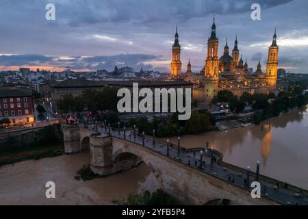 Aus der Vogelperspektive auf eine beleuchtete Kathedrale der Basilika El Pilar und den Fluss Ebro bei Nacht, Saragossa, Spanien Stockfoto