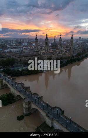 Aus der Vogelperspektive auf die Kathedrale der Basilika El Pilar und den Fluss Ebro bei Sonnenuntergang, Saragoza, Spanien Stockfoto