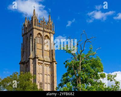 Der Turm der Church of St John the Baptist in Glastonbury, Somerset, England, stammt aus dem 15. Jahrhundert und wurde als denkmalgeschütztes Gebäude eingestuft Stockfoto