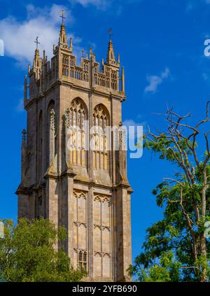 Der Turm der Church of St John the Baptist in Glastonbury, Somerset, England, stammt aus dem 15. Jahrhundert und wurde als denkmalgeschütztes Gebäude eingestuft Stockfoto