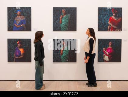 Saatchi Gallery, London, Großbritannien. November 2024. Aneesa Dawoojee: Marsch der Kolibris, das preisgekrönte Werk von Aneesa Dawoojee, das die reiche Geschichte und Kultur der Karibik und Mauritius dokumentiert. Ausführung Am 5. November 24-20, 25. Januar. Ausführung Am 5. November 24-20, 25. Januar. Bild: Aneesa Dawoojee, eine Serie wunderschöner Porträts gewöhnlicher Menschen. Quelle: Malcolm Park/Alamy Live News Stockfoto