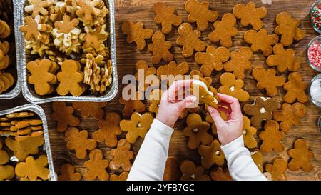 Festliche Lebkuchen-Sandwiches auf rustikalem Holztisch Stockfoto