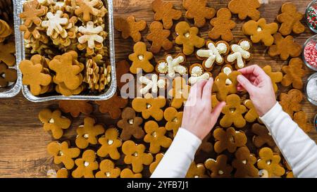 Festliche Lebkuchen-Sandwiches auf rustikalem Holztisch Stockfoto