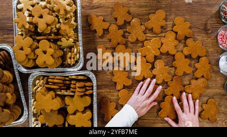 Festliche Lebkuchen-Sandwiches auf rustikalem Holztisch Stockfoto